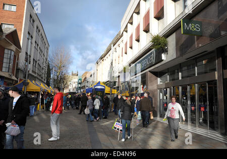 Woverhampton West Midlands UK - rue commerçante animée en centre ville avec Marks & Spencer magasin M&S sur la droite Banque D'Images