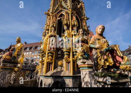 Détail de la fontaine Brunnen Schoner et statue en place du marché de Nuremberg, Allemagne Banque D'Images