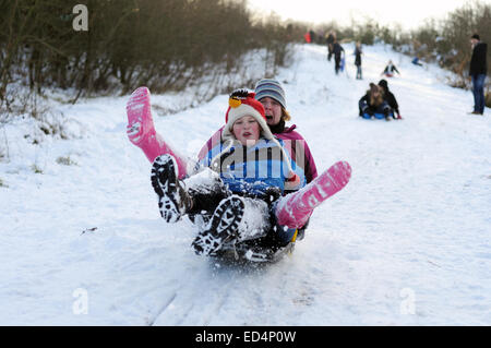 Hucknall, Nottinghamshire, Angleterre. 27 décembre 2014. Après la neige nuit belle journée ensoleillée idéale pour la famille de la luge sur l'ancienne mine de Linby, pointe aujourd'hui transformé en parc à un pays . Mère et Fils bénéficiant de la Luge . Credit : IFIMAGE/Alamy Live News Banque D'Images