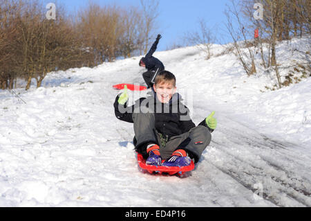 Hucknall, Nottinghamshire, Angleterre. 27 décembre 2014. Après la neige nuit belle journée ensoleillée idéale pour la famille de la luge sur l'ancienne mine de Linby, pointe aujourd'hui transformé en parc à un pays . Credit : IFIMAGE/Alamy Live News Banque D'Images