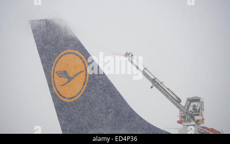 Francfort, Allemagne. Dec 27, 2014. Un avion de la Lufthansa est décongelé avant le décollage à l'aéroport de Francfort/Main, Allemagne, 27 décembre 2014. Peu après Noël, ce premier hiver de neige tomba sur l'Allemagne. PHOTO : ARNE DEDERT/dpa dpa : Crédit photo alliance/Alamy Live News Banque D'Images