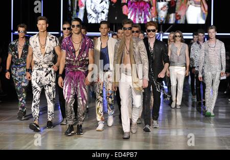 Milan Fashion Week Men's Prêt-à-Porter Printemps/Été 2015 - Cavalli - Podium avec Modèle : où : Milan, Italie Quand : 24 Juin 2014 Banque D'Images