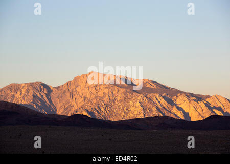 Aube lumière sur les versants est de la Great Western diviser des montagnes de la route dans la vallée de la mort, Californie, USA. Banque D'Images