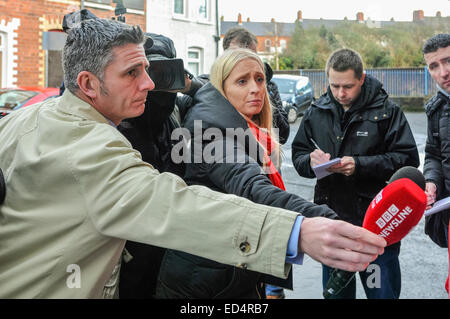 Belfast, Irlande du Nord. 27 déc 2014 - reporters de télévision et les journalistes noter la réaction de deux jeunes hommes à la suite d'un meurtre Crédit : Stephen Barnes/Alamy Live News Banque D'Images