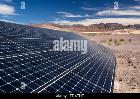 Des panneaux solaires au Furnace Creek Visitor Centre dans la vallée de la mort. La vallée de la mort est le plus bas, le plus chaud, le plus sec lieu aux USA, Banque D'Images