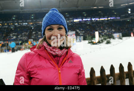 Gelsenkirchen, Allemagne. Dec 27, 2014. Ancien biathlète russe Magdalena Neuner sourit lors de la 13e-Biathlon-World Team-Challenge (WTC) à la Veltins-Arena Gelsenkirchen, Allemagne, 27 décembre 2014. Dix équipes mixtes de différents pays en concurrence au WTC dans l'arène. L'équipe gagnante est déterminée après un départ groupé et une course poursuite. PHOTO : CAROLINE SEIDEL/dpa © AFP PHOTO alliance/Alamy Live News Banque D'Images