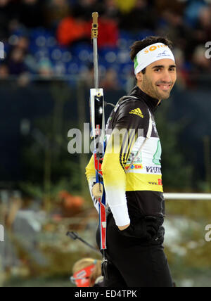 Gelsenkirchen, Allemagne. Dec 27, 2014. Le biathlète français Martin Fourcade sourit lors de la 13e-Biathlon-World Team-Challenge (WTC) à la Veltins-Arena Gelsenkirchen, Allemagne, 27 décembre 2014. Dix équipes mixtes de différents pays en concurrence au WTC dans l'arène. L'équipe gagnante est déterminée après un départ groupé et une course poursuite. PHOTO : CAROLINE SEIDEL/dpa © AFP PHOTO alliance/Alamy Live News Banque D'Images