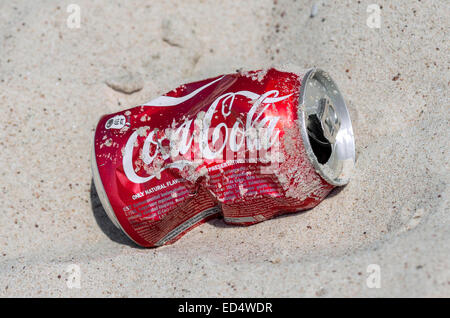 Photo de vide et s'est écrasé le Coca-Cola peut se trouvant sur la plage de sable Banque D'Images
