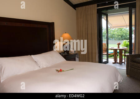 À l'intérieur de l'une des chambres du Machu Picchu Sanctuary Lodge avec vue sur le jardin. Belmond Sanctuary Lodge - Hôtels dans Machu Pic Banque D'Images