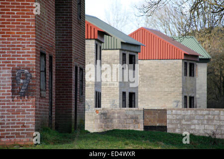 La plaine de Salisbury, Wiltshire, UK, le 27 décembre 2014. Ce sont des maisons qui sont sur le site de l'original cottages bien que des parties du village d'origine demeurent. Imber village a été évacué, il y a 70 ans par l'armée en 1943 en préparation d'DDay et demeure aujourd'hui déserte. Au cours de la période de Noël Le ministère de la défense permet aux visiteurs de la commune les jours fériés. Credit : Wayne Farrell/Alamy Live News Banque D'Images