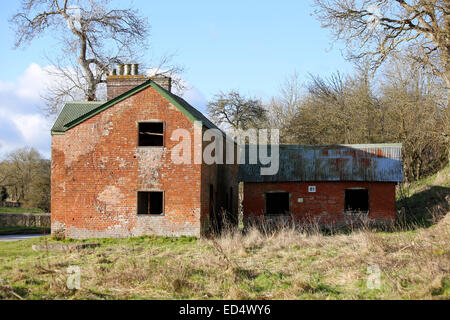 La plaine de Salisbury, Wiltshire, UK, le 27 décembre 2014. Un gîte à la ferme abandonnée il y a 70 ans, évacué par l'armée en 1943 en préparation d'DDay et reste aujourd'hui déserte. Au cours de la période de Noël Le ministère de la défense permet aux visiteurs de la commune les jours fériés. Credit : Wayne Farrell/Alamy Live News Banque D'Images