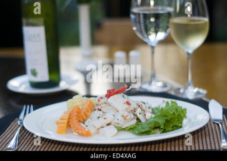 L'un des plats les plus délicieux de la Sanctuary Lodge est le Pejerey avec Ceviche de crevettes cuites et de maïs cuit aussi, avec lem Banque D'Images