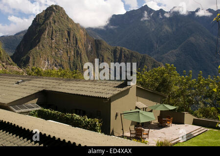 Belmond Sanctuary Lodge - Hôtel au Machu Picchu, au Pérou. Vues de la montagne Huayna Picchu (montagne Jeune) de la Machu Picch Banque D'Images