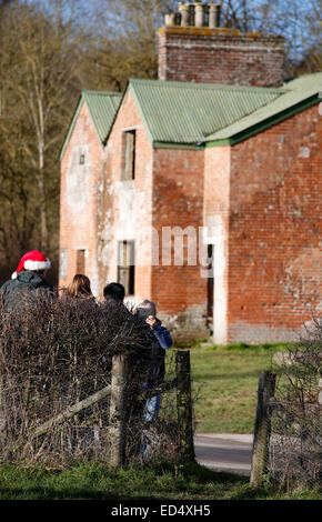 La plaine de Salisbury, Wiltshire, UK, le 27 décembre 2014. Photographies d'un homme d'une famille hors d'une maison abandonnée il y a 70 ans, évacué par l'armée en 1943 en préparation d'DDay et reste aujourd'hui déserte. Au cours de la période de Noël le ministère de la défense permet aux visiteurs de la commune les jours fériés. Credit : Wayne Farrell/Alamy Live News Banque D'Images