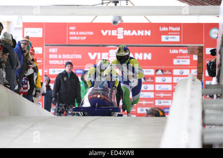 Lake Placid, NY, USA. 13 Décembre, 2014. Brésil 1 conduit par Fabiana Santos avec serre-freins Sally Mayara da Silva au début dans la Women's de la FIBT Bobsleigh Bobsleigh et skeleton World Cup à l'Olympic Sports Complex, à Lake Placid, dans l'Action © Plus Sport/Alamy Live News Banque D'Images