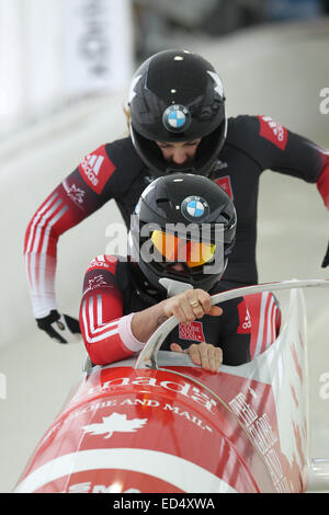 Lake Placid, NY, USA. 13 Décembre, 2014. Canada 1 conduit par Kaillie Humphries avec serre-freins Melissa Lotholz au début dans la Women's de la FIBT Bobsleigh Bobsleigh et skeleton World Cup à l'Olympic Sports Complex, à Lake Placid, dans l'Action © Plus Sport/Alamy Live News Banque D'Images