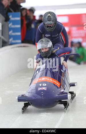 Lake Placid, NY, USA. 13 Décembre, 2014. Grande-bretagne 1 conduit par Mica McNeill avec serre-freins Nikki McSweeney au début dans la Women's de la FIBT Bobsleigh Bobsleigh et skeleton World Cup à l'Olympic Sports Complex, à Lake Placid, dans l'Action © Plus Sport/Alamy Live News Banque D'Images