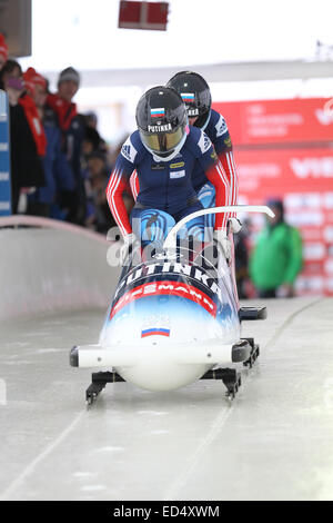 Lake Placid, NY, USA. 13 Décembre, 2014. Russie 1 conduit par Nadezhda Sergeeva Yulia serre-frein avec Shokshueva au début dans la Women's de la FIBT Bobsleigh Bobsleigh et skeleton World Cup à l'Olympic Sports Complex, à Lake Placid, dans l'Action © Plus Sport/Alamy Live News Banque D'Images