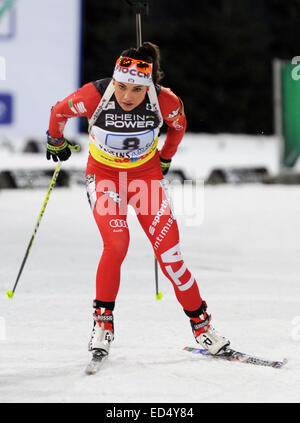 Gelsenkirchen, Allemagne, le 27 décembre, 2014. Le biathlète italien Dorothea Wierer, lors de la 13e course-Biathlon-World Team-Challenge (WTC) à la Veltins-Arena Gelsenkirchen, Allemagne, 27 décembre 2014. Dix équipes mixtes de différents pays en concurrence au WTC dans l'arène. L'équipe gagnante est déterminée après un départ groupé et une course poursuite. PHOTO : CAROLINE SEIDEL/dpa © AFP PHOTO alliance/Alamy Live News Banque D'Images