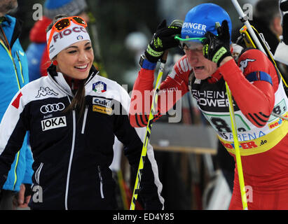 Gelsenkirchen, Allemagne, le 27 décembre, 2014. Les biathlètes Dorothea Wierer italien Lukas Hofer cheer et après ils ont gagné la course de début de masse au cours de la 13e-Biathlon-World Team-Challenge (WTC) à la Veltins-Arena Gelsenkirchen, Allemagne, 27 décembre 2014. Dix équipes mixtes de différents pays en concurrence au WTC dans l'arène. L'équipe gagnante est déterminée après un départ groupé et une course poursuite. PHOTO : CAROLINE SEIDEL/dpa © AFP PHOTO alliance/Alamy Live News Banque D'Images