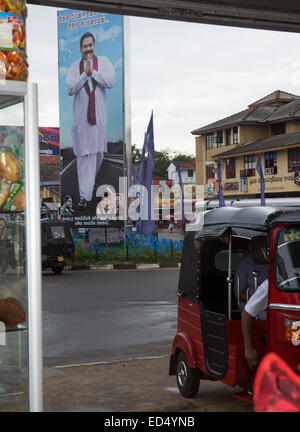 Affiche électorale avec Tangalle né le président Mahinda Rajapaksa et un tuktuk le 17 décembre 2014 à Tangalle, Sri Lanka Banque D'Images