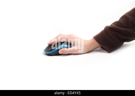 La main de l'enfant avec une souris d'ordinateur. Isolé sur fond blanc Banque D'Images