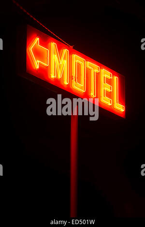 Neon motel sign lit up at night, Walla Walla, Washington. Banque D'Images