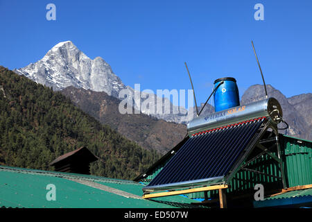 Les panneaux de chauffage solaire, village de Lukla, parc national de Sagarmatha, district de Solukhumbu, région de Khumbu, Népal, Asie de l'Est. Banque D'Images