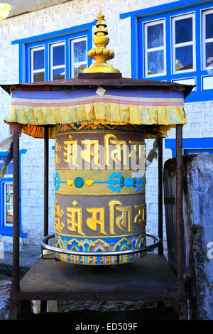 Moulin à prières stupa bouddhiste, et les drapeaux de prières, village de Lukla, parc national de Sagarmatha, district de Solukhumbu, région de Khumbu Banque D'Images