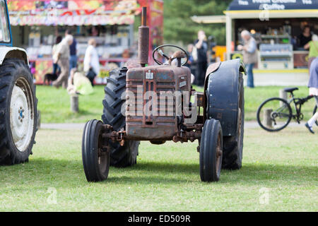 Vintage tracteur sur l'affichage à un rassemblement à Vapeur Parc Pembrey, Carmarthenshire, Pays de Galles, en octobre 2014. Banque D'Images