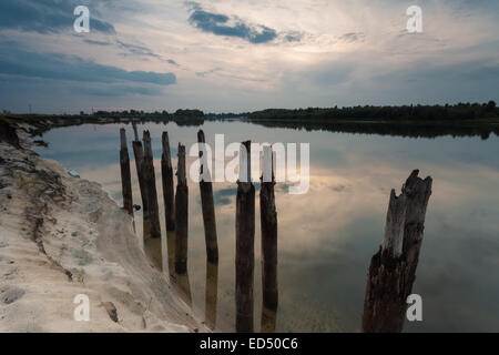 Coucher du soleil sur la rivière paysage, nature, printemps Banque D'Images