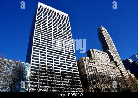 West 42nd Street NYC : tour de l'entreprise et 500 Fifth Avenue (bâtiment à droite) sur la 42e Rue Ouest donnant sur Bryant Park Banque D'Images