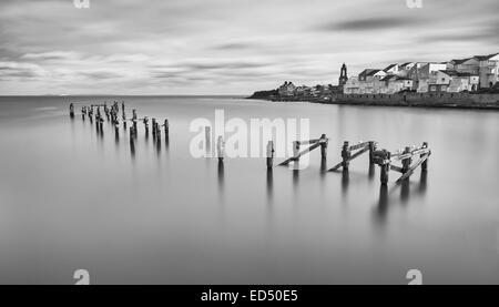 Une vue de l'ancienne jetée à Swanage. Il s'agit d'une longue exposition image prise à partir de la nouvelle jetée. Banque D'Images