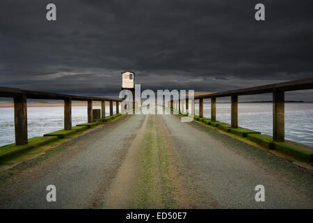 La chaussée en tenant l'ensemble de l'île vous Sainte - sur la côte de Northumberland Lindisfarne minutes avant qu'il était totalement couvert par Banque D'Images