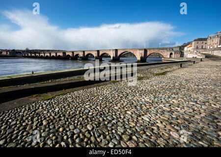 Une scène jusqu'à la rivière Tweed à Berwick upon Tweed, Northumberland Banque D'Images