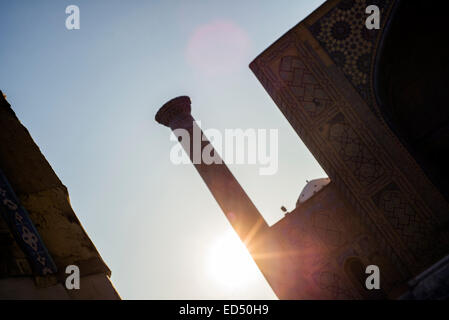 Tilya-Kori Madrasah au Reghistan, Samarqand, Ouzbékistan Banque D'Images