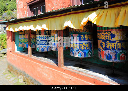 Moulin à prière, monastère bouddhiste et les drapeaux de prières, Ghat, village du parc national de Sagarmatha, district de Solukhumbu, région de Khumbu, e Banque D'Images