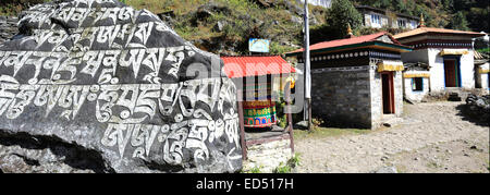 Pierre Mani Mur de prière, drapeaux de prière et de stupa bouddhiste, Ghat, village du parc national de Sagarmatha, district de Solukhumbu, Khumbu Banque D'Images