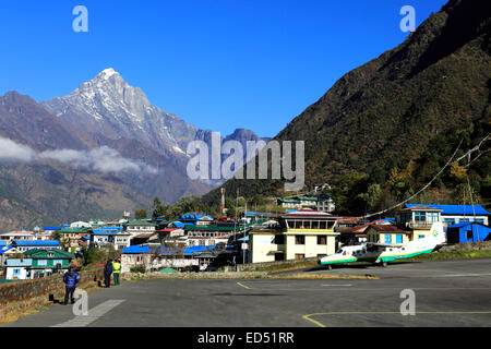 Hélice avion décollant de l'aéroport de Lukla Tenzing Hillary, piste de montagne spectaculaire dans l'Himalaya, Népal Khumbu Himal, Banque D'Images