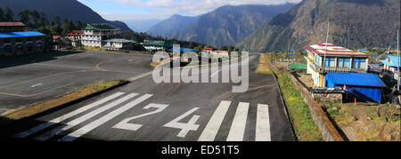 Hélice avion décollant de l'aéroport de Lukla Tenzing Hillary, piste de montagne spectaculaire dans l'Himalaya, Népal Khumbu Himal, Banque D'Images