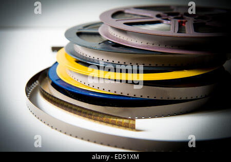 Pile de gris, bleu, jaune et violet 8mm bobines de film super8 sur fond blanc, look vintage et effet de couleur Banque D'Images