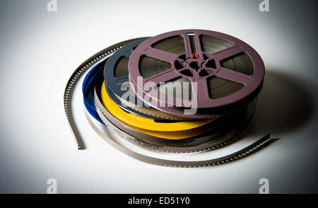 Pile de gris, bleu, jaune et violet 8mm bobines de film super8 sur fond blanc, look vintage et effet de couleur Banque D'Images