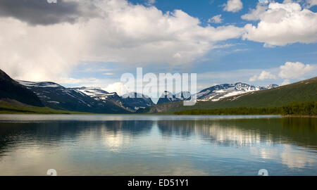 Lien du bateau à la section nord de la Kungsleden trail, de marche près de Nikkaluokta dans le Nord de la Suède, près de Kebnekaise Fjallstation Banque D'Images