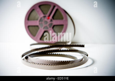 Détail d'un film 8mm super8 détail avec bobine violet n'est pas mise au point en fond blanc avec bobine violet n'est pas mise au point en blanc retour Banque D'Images