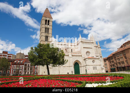 Église de Santa Maria La Antigua (12e siècle) dans la région de Valladolid, Castille et Leon, Espagne. Banque D'Images