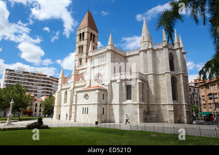 VALLADOLID, ESPAGNE - 30 MAI 2014 : église Santa Maria La Antigua (12e siècle) dans la région de Valladolid, Castille et Leon, Espagne. Banque D'Images