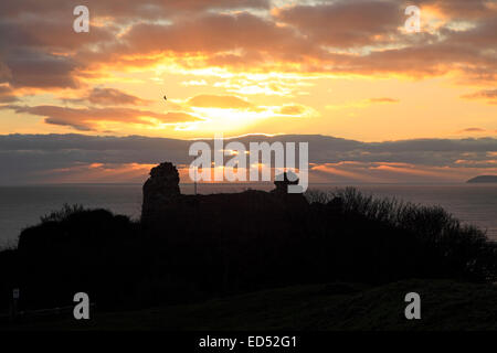 Météo britannique Hastings, East Sussex, UK. 24 décembre 2014. Les rayons du soleil couchant au château de Hastings, la veille de Noël. Banque D'Images