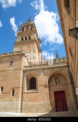 Tour de la nouvelle cathédrale ou Catedral Nueva (16ème siècle) à Salamanque, Castille et Leon, Espagne. Banque D'Images