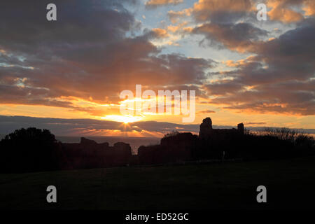 Hastings, East Sussex, Angleterre, Royaume-Uni. 24 décembre 2014. Les rayons du soleil couchant au château de Hastings, la veille de Noël. Banque D'Images