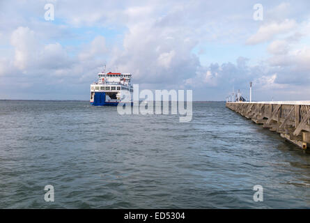 Wight Link ferry Yarmouth approche de Lymington, et Yarmouth Pier, sur le Solent dans l'île de Wight, Hampshire, Royaume-Uni Banque D'Images
